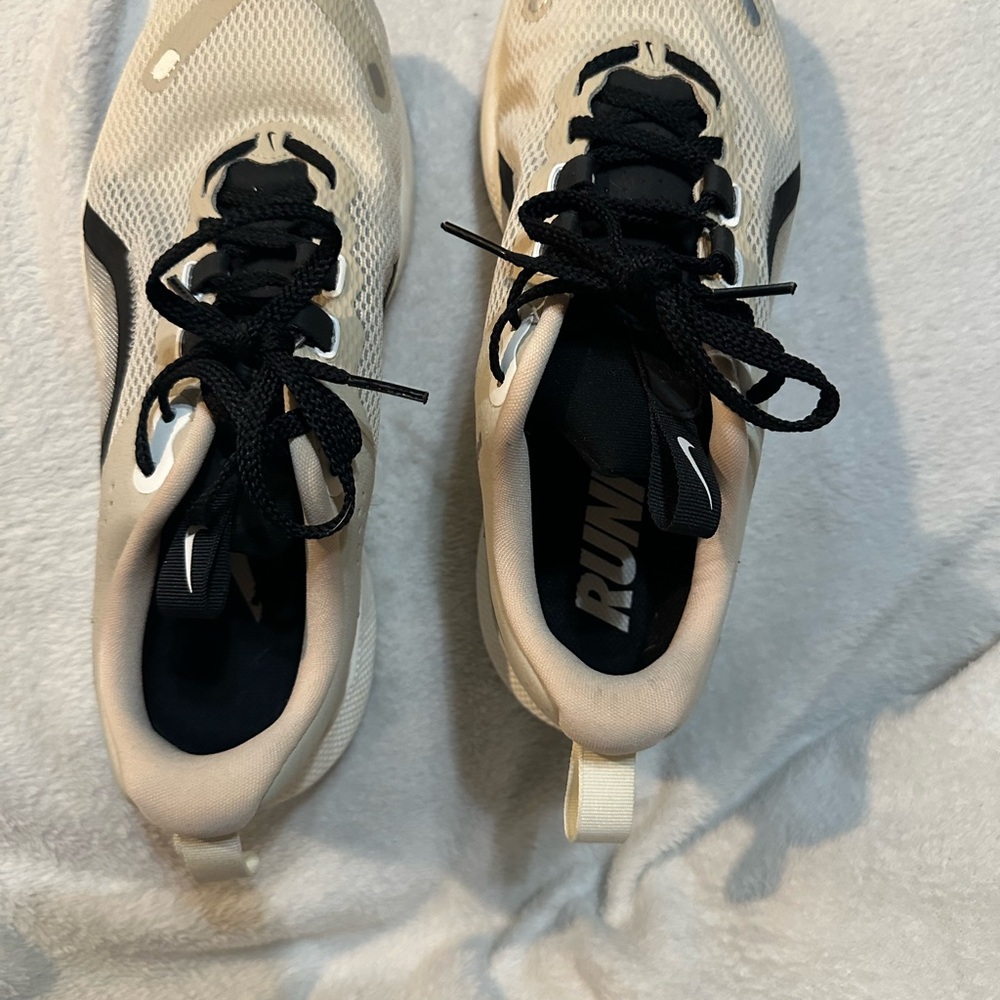 Nike Cream and Black Athletic Shoes - Picture 4 of 8